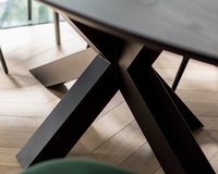 Ovale eettafel eikenhout zwart met onderstel XX-poot 10x10 close up | Table du Sud